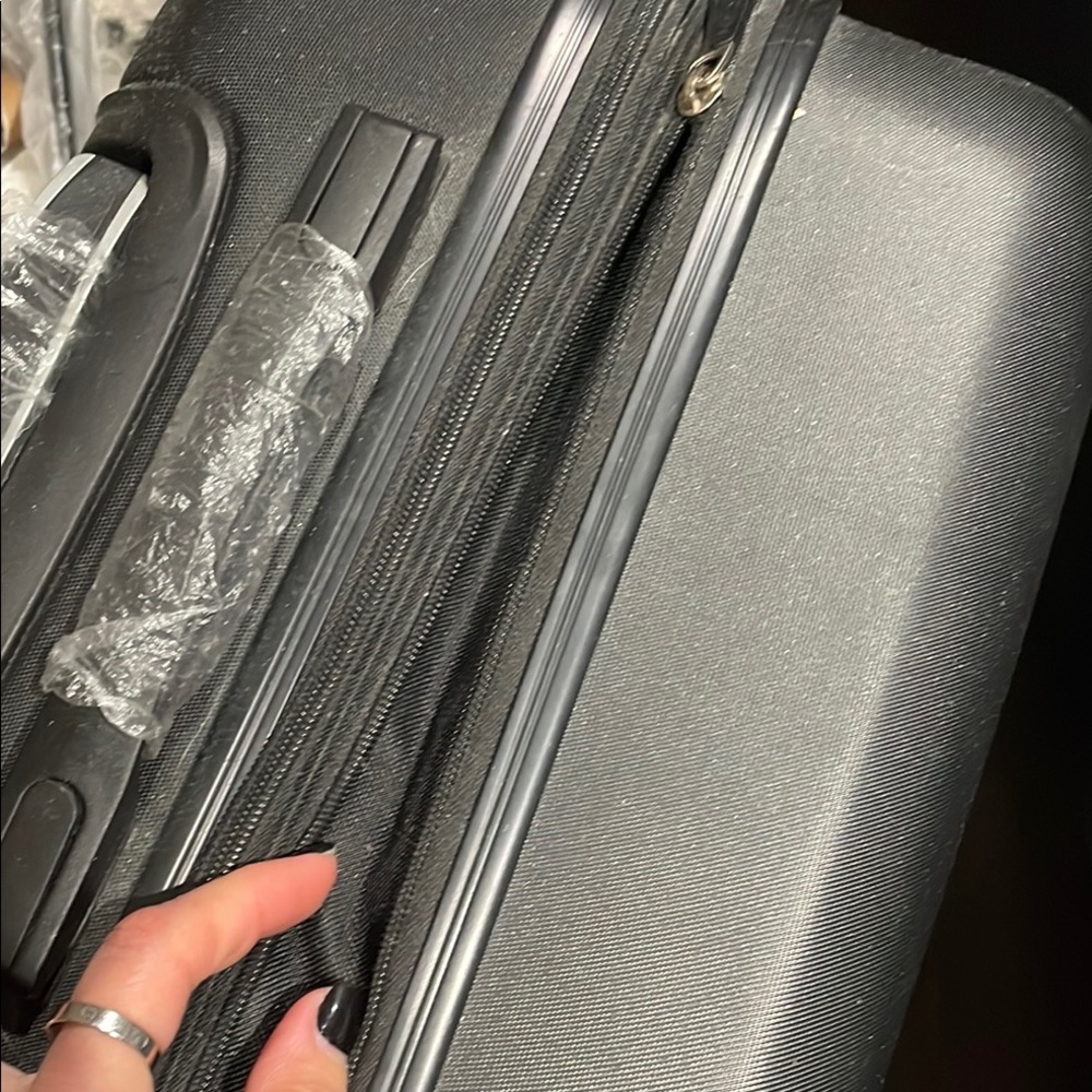 Black Hard Shell Suitcase - Picture 6 of 6